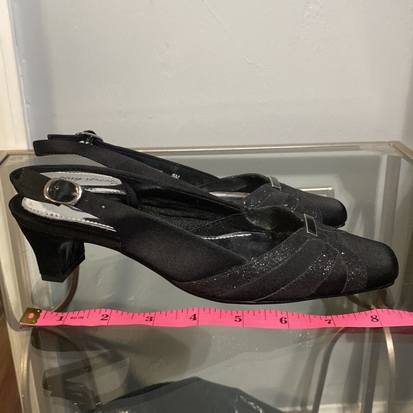 Easy Street Alive 5 black strappy slingback sandals, size 6M. - Picture 10 of 12